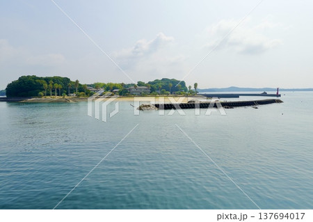 伊勢志摩 英虞湾クルーズ船から見える凪いだ海面と島々の風景 三重県志摩市 伊勢志摩 英虞湾クルーズ船から見える凪いだ海面と島々の風景 三重県志摩市 137694017