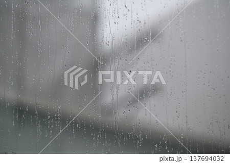 窓ガラスを伝う雨のしずく、雨の日の情緒的な背景素材 窓ガラスを伝う雨のしずく、雨の日の情緒的な背景素材 137694032