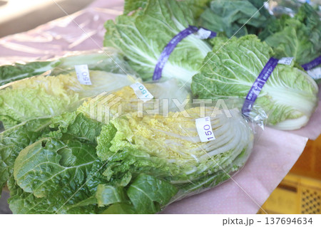 野菜を販売する様子 野菜を販売する様子 137694634