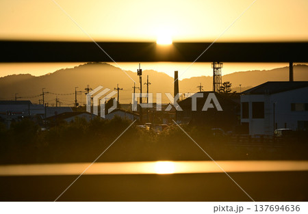 夕暮れの街並みと黄金色の夕日、ノスタルジックな風景 137694636