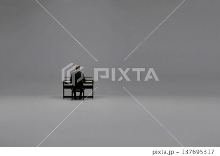 グレー背景にピアノを演奏する男性の全身後ろ姿 グレー背景にピアノを演奏する男性の全身後ろ姿 137695317