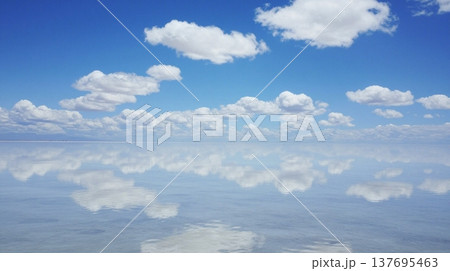 青空と白い雲のリフレクション 青空と白い雲のリフレクション 137695463