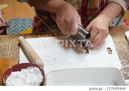 餃子の皮を手作りする女性 餃子の皮を手作りする女性 137695848