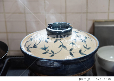 土鍋でごはんを炊く様子 土鍋でごはんを炊く様子 137695850