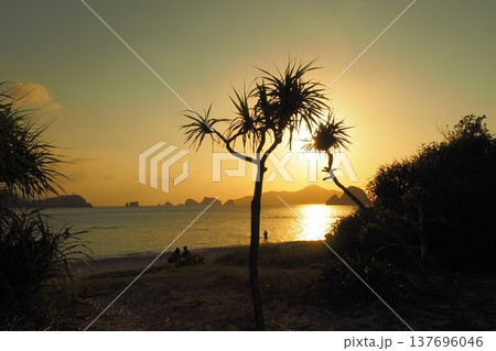 座間味島の海に沈む夕日 沖縄の風景 座間味島の海に沈む夕日 沖縄の風景 137696046