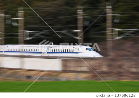 疾走する新幹線のぞみ 九州路 疾走する新幹線のぞみ 九州路 137696128