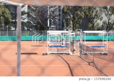 誰もいない小学校の校庭 137696260