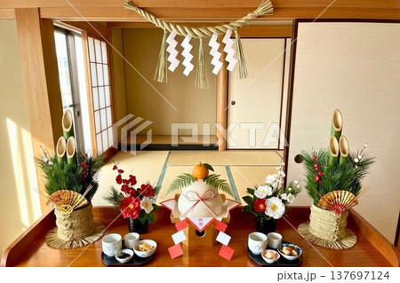 和室に飾られた鏡餅と門松・日本の正月を彩る伝統飾り 137697124