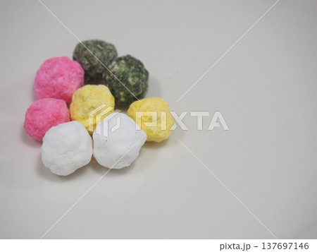 カラフルな和菓子 137697146