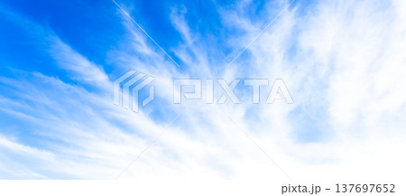 青空と変わった雲のシンプルな背景風景 青空と変わった雲のシンプルな背景風景 137697652