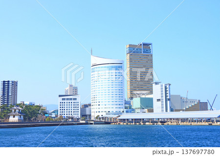 香川県高松市、サンポート高松の風景 137697780