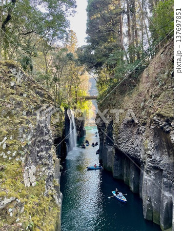 宮崎県の観光名所 高千穂峡の滝とボート 宮崎県の観光名所 高千穂峡の滝とボート 137697851