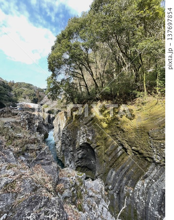 宮崎県の観光名所　高千穂峡の岩壁と渓谷の風景 137697854