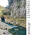 宮崎県の観光名所　高千穂峡の岩に囲まれた清流の風景 137697855