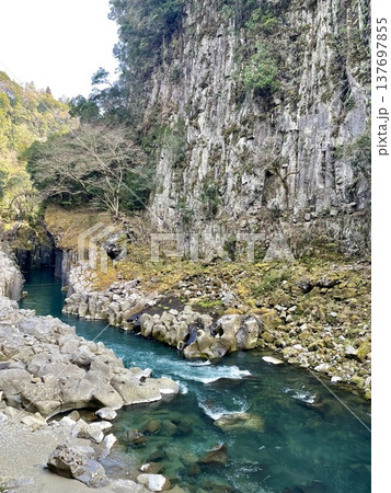 宮崎県の観光名所 高千穂峡の岩に囲まれた清流の風景 宮崎県の観光名所 高千穂峡の岩に囲まれた清流の風景 137697855