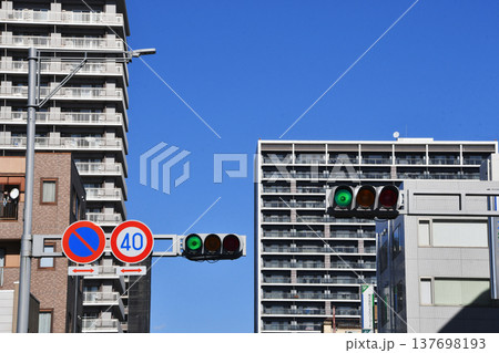 白熱電球信号機とマンション 137698193
