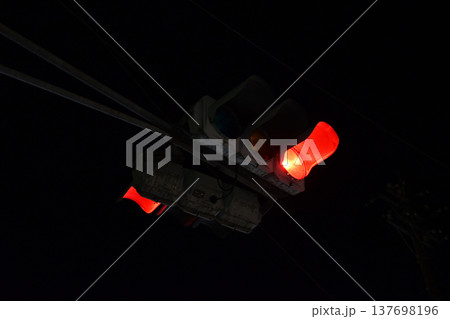 白熱電球信号機の夜_03 137698196