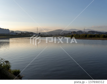 大和川と大阪の山々 大和川と大阪の山々 137698312
