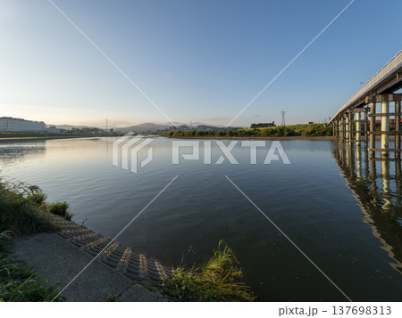 大和川と大阪の山々 137698313