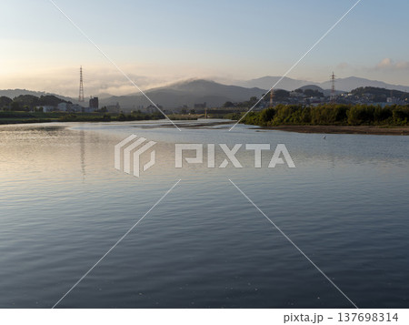 大和川と大阪の山々 137698314