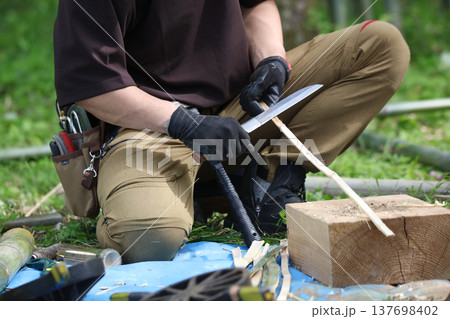 竹の節を取る男性 137698402
