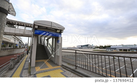 ゆりかもめの東京国際クルーズターミナル駅（旧「船の科学館駅」）の2A出口 137698412