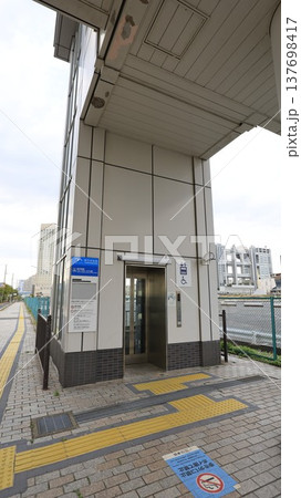 ゆりかもめの東京国際クルーズターミナル駅（旧「船の科学館駅」）のエレベーター出口(1A出口） 137698417