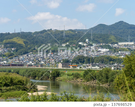 奈良県を流れる大和川と信貴山の住宅地 奈良県を流れる大和川と信貴山の住宅地 137698529
