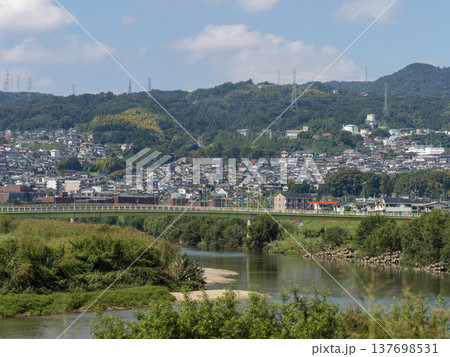 奈良県を流れる大和川と信貴山の住宅地 137698531