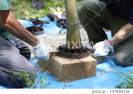 竹割り器で竹を割る男性 竹割り器で竹を割る男性 137698536