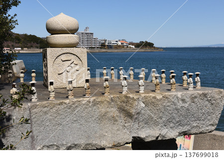 南知多三河湾に立つ弘法大師像 南知多三河湾に立つ弘法大師像 137699018