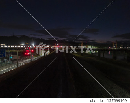 明け方の大和川沿いの景色 137699169