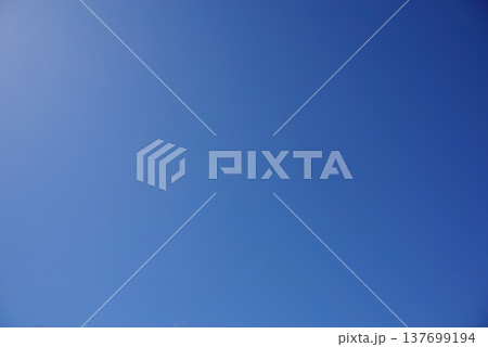 雲ひとつない青空 快晴の空《空素材》 雲ひとつない青空 快晴の空《空素材》 137699194
