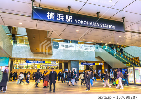 日本の横浜都市景観3月11日。JR横浜駅西口などを望む 137699287