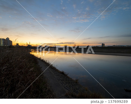 朝焼けの空と大和川の風景 137699289