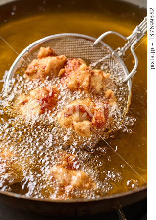 鶏の唐揚げを調理する 137699382
