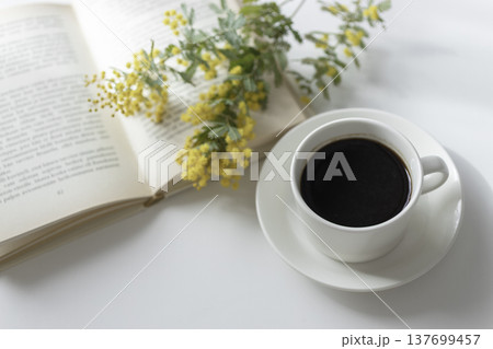 コーヒーと本とミモザのある春の読書時間 137699457