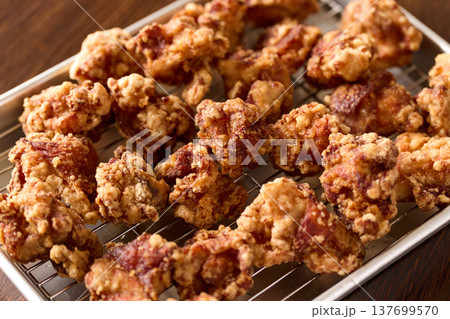 揚げたての鶏の唐揚げ 揚げたての鶏の唐揚げ 137699570