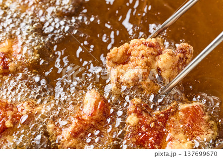 鶏の唐揚げを調理する 137699670
