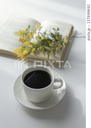 コーヒーと本とミモザのある春の読書時間 コーヒーと本とミモザのある春の読書時間 137699692