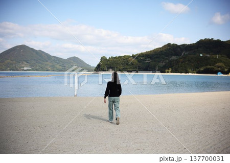 砂浜を歩く女性 砂浜を歩く女性 137700031