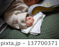 赤ちゃんの手　寝る赤ちゃん 137700371