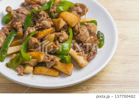 エリンギとピーマンと豚肉の炒め物 エリンギとピーマンと豚肉の炒め物 137700482