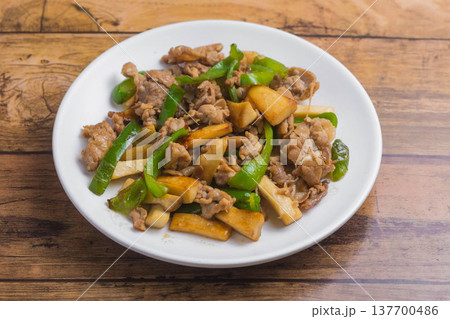 エリンギとピーマンと豚肉の炒め物 137700486