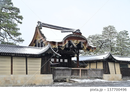建春門の雪景色（京都御苑） 137700496