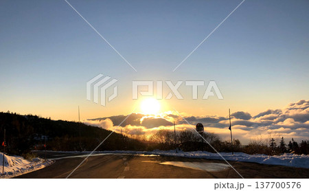 立山・弥陀ヶ原の夕暮れ 雲海と雪の残る道路 富山県 137700576