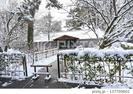 中立売休憩所の雪景色(京都御苑) 中立売休憩所の雪景色(京都御苑) 137700602
