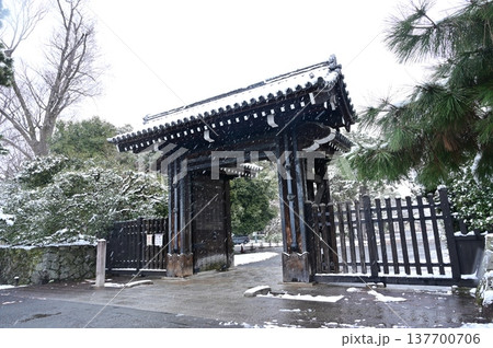 蛤御門の雪景色(京都御苑) 蛤御門の雪景色(京都御苑) 137700706