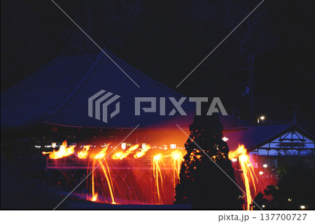 お水取り お松明火の粉乱舞 お水取り お松明火の粉乱舞 137700727