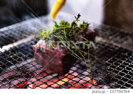 バーベキューで焼かれている焼肉 バーベキューで焼かれている焼肉 137700764